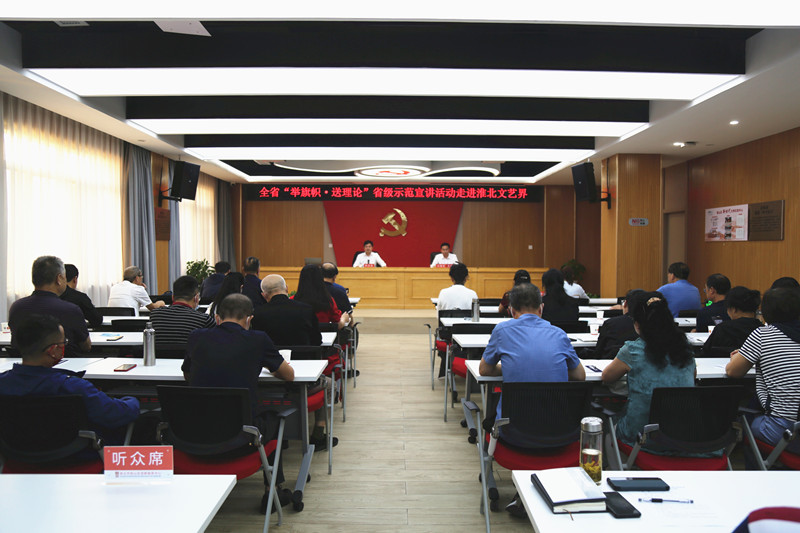 时间：2022年9月28日；地点：相山区党群服务中心；简介：省文联主席陈先发来淮为文艺工作者宣讲；拍摄者：曹阳.JPG